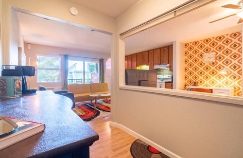 Barton Hills Condo | Charming Retro Gold with City Views Near Zilker Park
