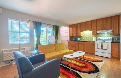 Barton Hills Condo | Charming Retro Gold with City Views Near Zilker Park