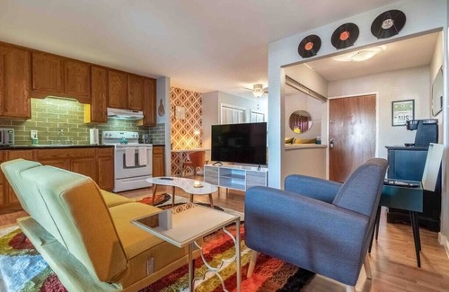 Barton Hills Condo | Charming Retro Gold with City Views Near Zilker Park