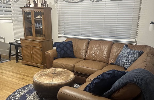 Riverton House | Charming Retro Home with Spa and Hot Tub Amenities