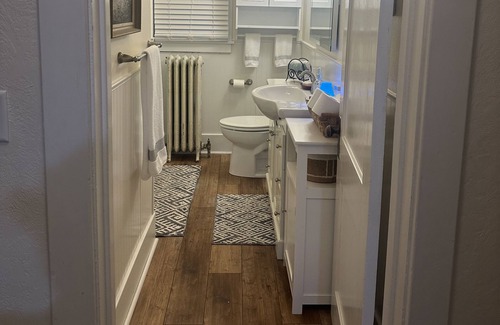 Riverton House | Charming Retro Home with Spa and Hot Tub Amenities