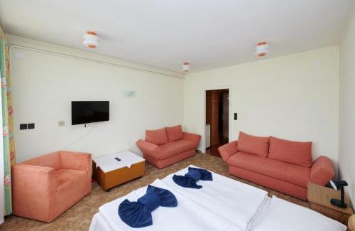 Vonyarcvashegy Hotel | Pet-Friendly Retro Lido - Poolside Retreat in Vonyarcvashegy
