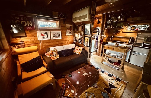 Bovey Tracey Cabin | Retro Lodge with Hot Tub Near Dartmoor - Rated 10/10!