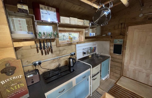 Bovey Tracey Cabin | Retro Lodge with Hot Tub Near Dartmoor - Rated 10/10!