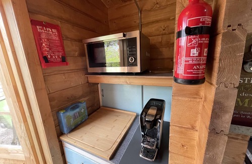 Bovey Tracey Cabin | Retro Lodge with Hot Tub Near Dartmoor - Rated 10/10!