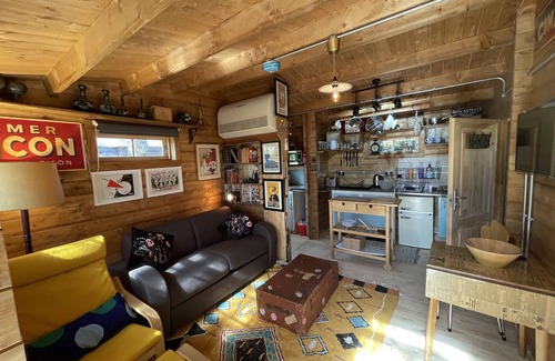 Bovey Tracey Cabin | Retro Lodge with Hot Tub Near Dartmoor - Rated 10/10!