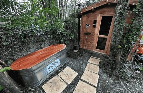 Bovey Tracey House | Unique Retro Lodge with Hot Tub Near Dartmoor - Rated 9.6