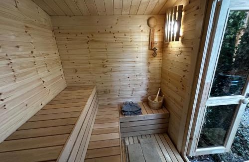 Bovey Tracey House | Unique Retro Lodge with Hot Tub Near Dartmoor - Rated 9.6
