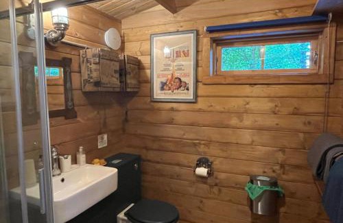 Bovey Tracey House | Unique Retro Lodge with Hot Tub Near Dartmoor - Rated 9.6