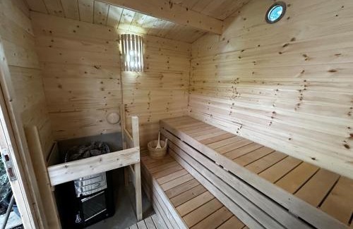 Bovey Tracey House | Unique Retro Lodge with Hot Tub Near Dartmoor - Rated 9.6
