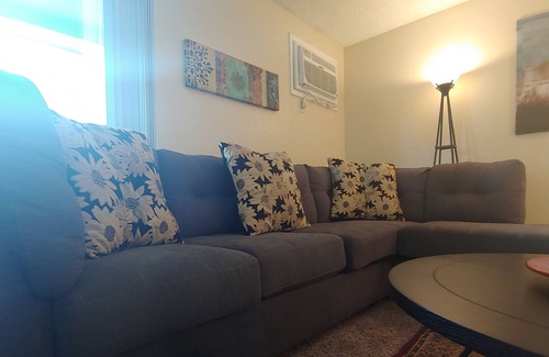 Tri-Cities Apartment | Retro Luxury Waterfront 2 Bedroom in Kennewick