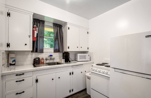 Nahcotta House | Retro Motel Suite by the Bayshore with Firepit & Free WiFi