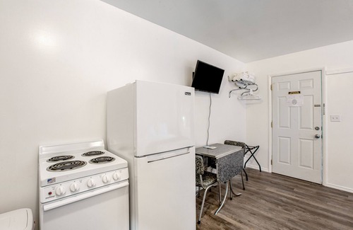 Nahcotta House | Retro Motel Suite by the Bayshore with Firepit & Free WiFi