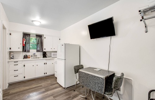 Nahcotta House | Retro Motel Suite by the Bayshore with Firepit & Free WiFi