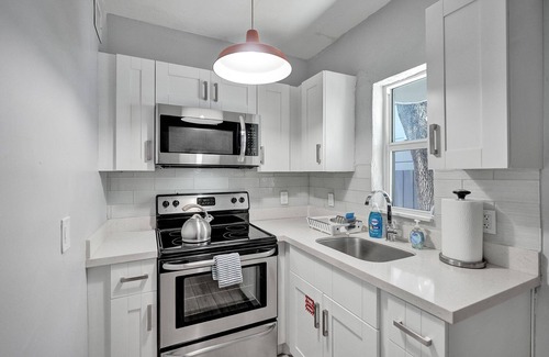 Victoria Park Apartment | Experience Retro Oasis by Las Olas: Oceanfront Bliss Awaits