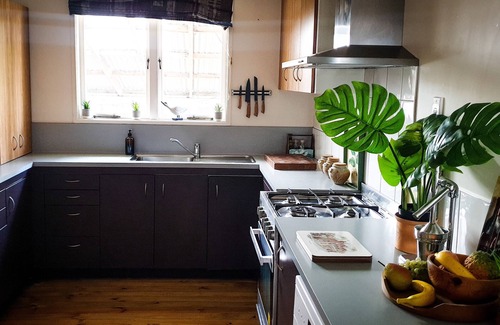 Whangarei House | Retro Retreat with Hot Tub and Perfect 10/10 Review Score