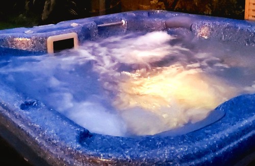 Whangarei House | Retro Retreat with Hot Tub and Perfect 10/10 Review Score
