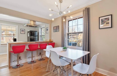 East Raleigh House | Retro Retreat | Downtown Access & Pet-Friendly Bliss