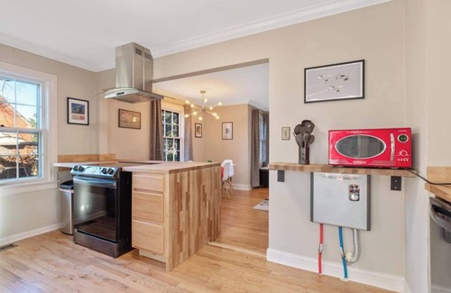 East Raleigh House | Retro Retreat | Downtown Access & Pet-Friendly Bliss
