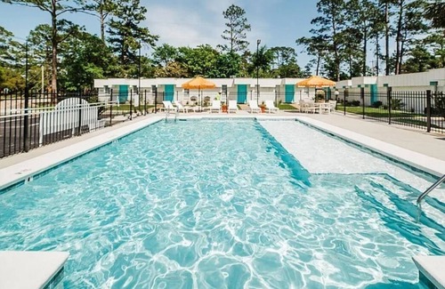 Gulf Shores Condo | Beachside Retreat with Inviting Pool and Top-Rated Amenities