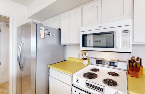 Litchfield Park House | Pet-Friendly Retro Retreat with Private Pool & Firepit