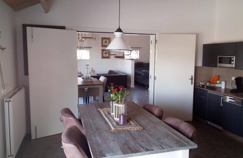Hoenkoop Apartment | Retro Room with Scenic Views and Breakfast Included