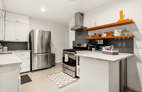 South Lamar House | Retro SoLa Retreat: Heated Pool & Fire Pit Near Downtown