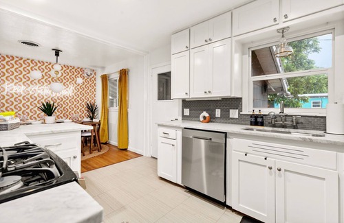 South Lamar House | Retro SoLa Retreat: Heated Pool & Fire Pit Near Downtown