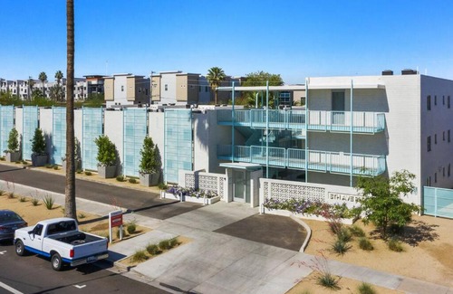 Roosevelt Apartment | Stylish Retro Studio, Walkable DTPH with Ocean Views