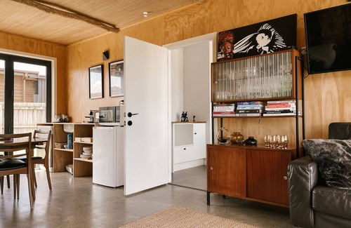 Matarangi House | Cozy Retro Beach Retreat with Kitchen - Matarangi Unit