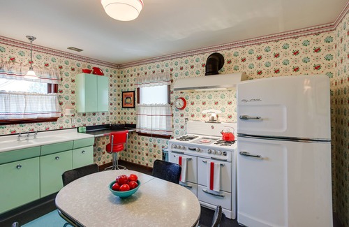 West End House | Retro-Style Home in Ruston: Walk to Attractions & Enjoy Spa