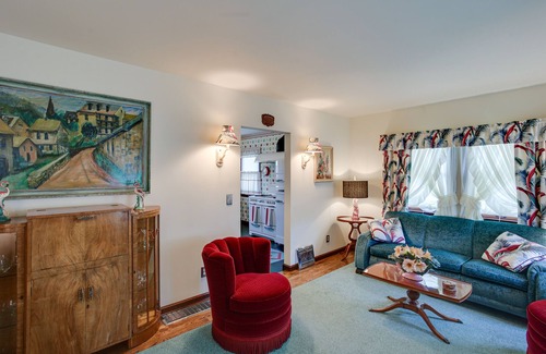 West End House | Retro-Style Home in Ruston: Walk to Attractions & Enjoy Spa