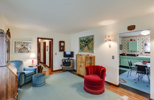 West End House | Retro-Style Home in Ruston: Walk to Attractions & Enjoy Spa