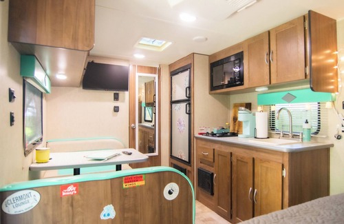 North Charleston House | Retro-Themed Camper with Ocean View, Rated 10/10
