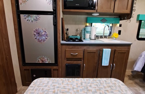 North Charleston House | Retro-Themed Camper with Ocean View, Rated 10/10