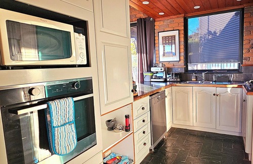 Wodonga House | Family-Friendly Retro Home with Pool and Scenic Views