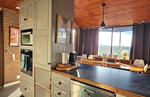 Wodonga House | Family-Friendly Retro Home with Pool and Scenic Views