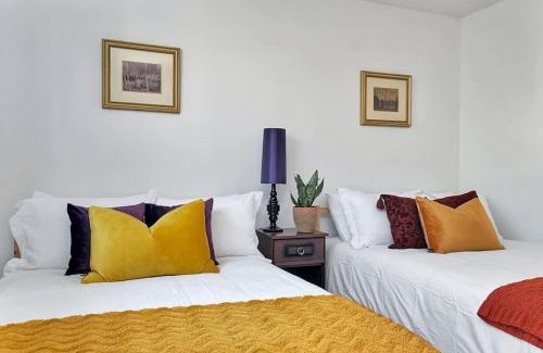Prince Edward House | Retro Retreat with Hot Tub, Piano Lounge & Vinyls
