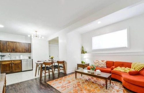Jasper Place House | Retro Vibes Hotel: King Bed, Garage & Wi-Fi Awaits You!
