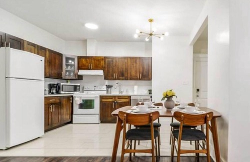 Jasper Place House | Retro Vibes Hotel: King Bed, Garage & Wi-Fi Awaits You!