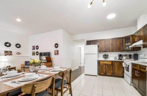Jasper Place House | Retro Vibes Hotel: King Bed, Garage & Wi-Fi Awaits You!