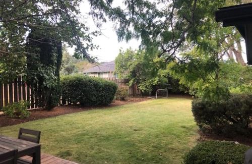 Hood River House | Cozy Retro West Near Indian Creek Golf Course - Pet Friendly