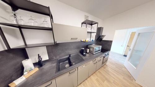 Markersdorf Apartment | Retrocharme trifft Moderne, 400m bis zur Buslinie 39,52 & 53, WLAN