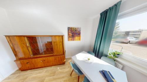 Markersdorf Apartment | Retrocharme trifft Moderne, 400m bis zur Buslinie 39,52 & 53, WLAN