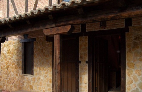 Navas del Rey Cottage | Experience the Middle Ages with Family-Friendly Amenities