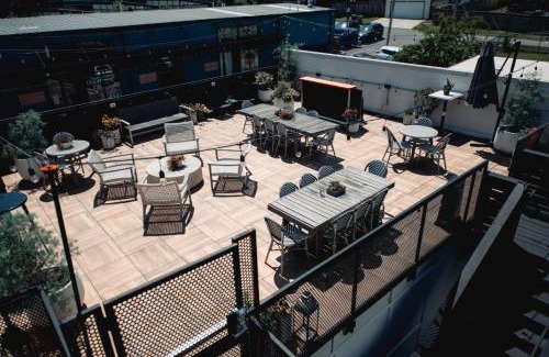 Five Points Hotel | Reunion Hotel: Relaxing Retreat with Hot Tub and Dining