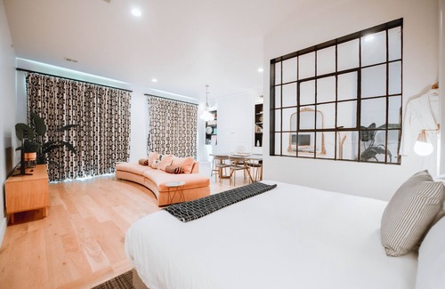 Five Points Hotel | Reunion Hotel: Family-Friendly Stay with Breakfast Included