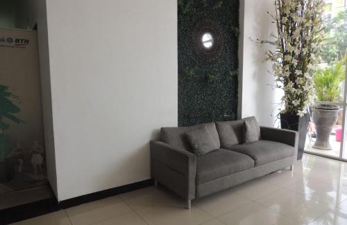 Gunung Putri Hotel | Comfortable Reva Room with Child-Friendly Amenities