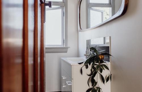 Hokitika House | Relax at Revell St Beach Bungalow - Pet and Child Friendly