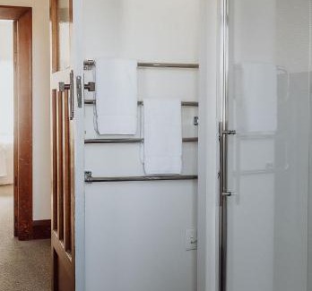 Hokitika House | Relax at Revell St Beach Bungalow - Pet and Child Friendly